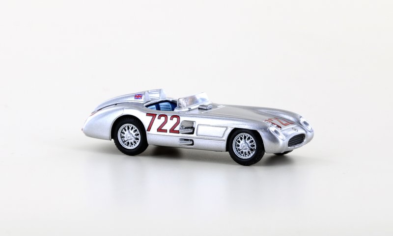 60/5000 Mercedes Benz 300 SLR Roadster, No.722 silver, 2 headrests, 1/87
