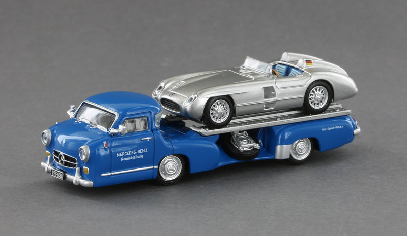 Mercedes Benz racing transporter + 300 SLR Roadster scale 1/87